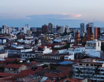 Departamento lujoso a 3 cuadras de la plaza principal Santa Cruz de la Sierra